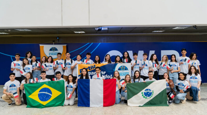 Estudantes selecionados do programa Ganhando o Mundo França embarcam rumo ao país nesta segunda-feira (06) Foto: Silvio Turra/Seed-PR