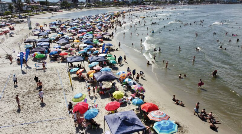 1º boletim de balneabilidade mostra que a população pode aproveitar as praias Foto: Roberto Dziura Jr/AEN