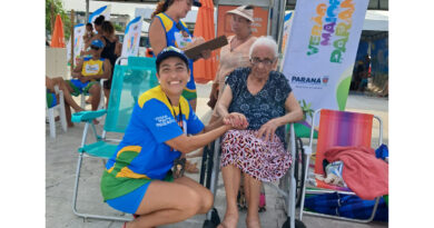 Centenária está entre as 100 pessoas que já usaram as cadeiras acessíveis no Litoral - Luzia Moreira tem 101 anos e nesta semana entrou no mar e aproveitou o momento com a família Foto: SEDEF