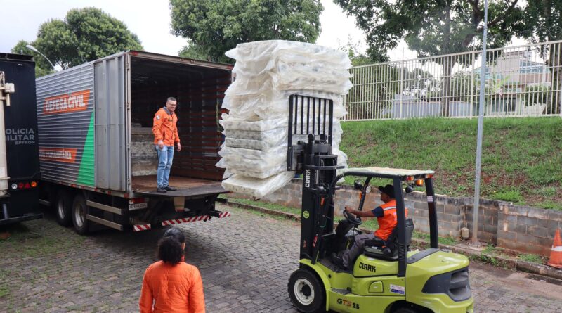 Defesa Civil do Paraná manda caminhão com 150 colchões e cestas básicas para Guaratuba Foto: Geraldo Bubniak/AEN